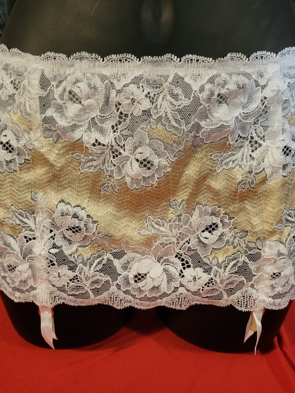 Victoria's Secret White & Champagne Gold Beige Floral Roses Lace Garter M